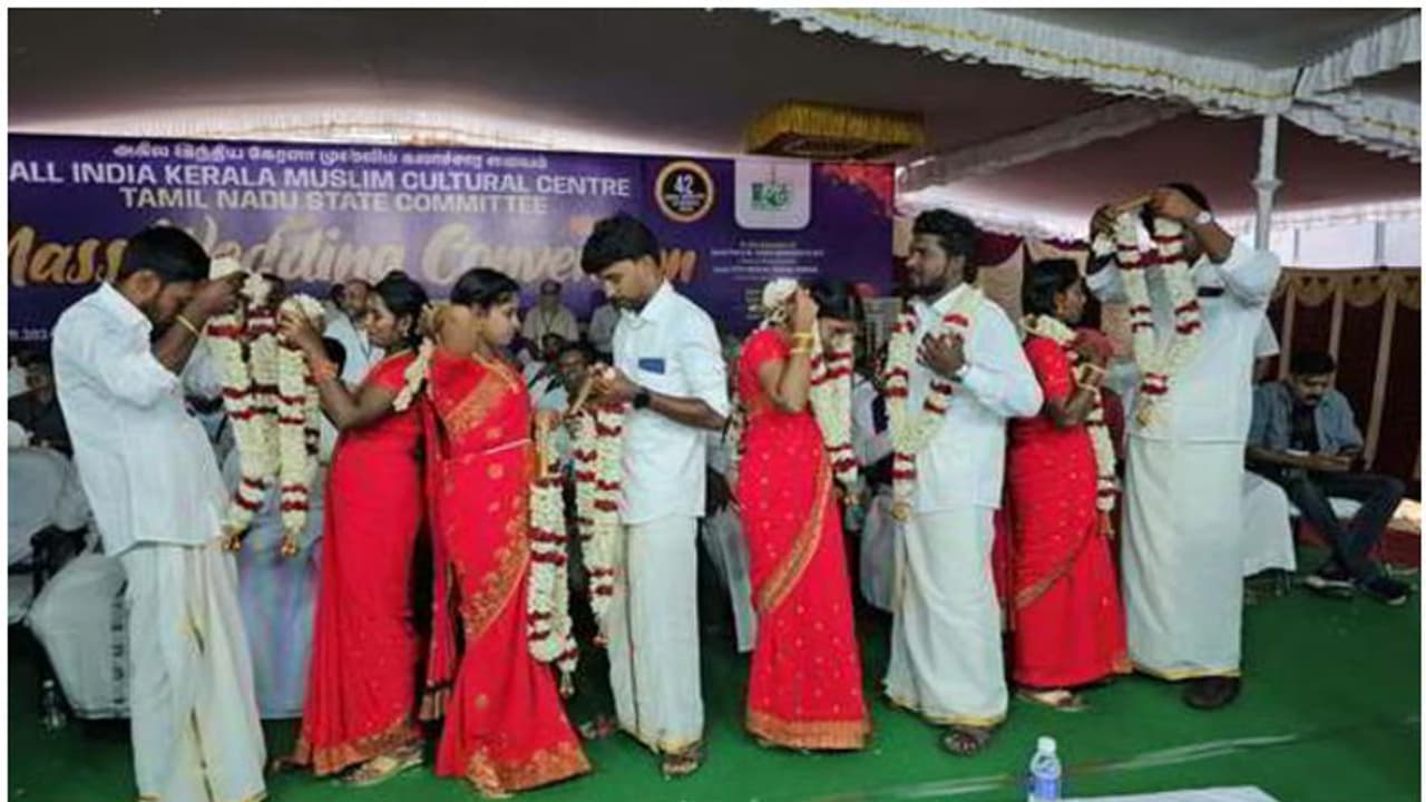 ഖുറാൻ, ബൈബിൾ, ഗീത, മുസ്ലിം ലീഗിന്റെ സ്നേഹ സമ്മാനം; പാർട്ടിയുടെ വാർഷികത്തിൽ വമ്പൻ സമൂഹവിവാഹം സംഘടിപ്പിച്ചു ഖുറാൻ, ബൈബിൾ, ഗീത, മുസ്ലിം ലീഗിന്റെ സ്നേഹ സമ്മാനം; പാർട്ടിയുടെ വാർഷികത്തിൽ വമ്പൻ സമൂഹവിവാഹം സംഘടിപ്പിച്ചു