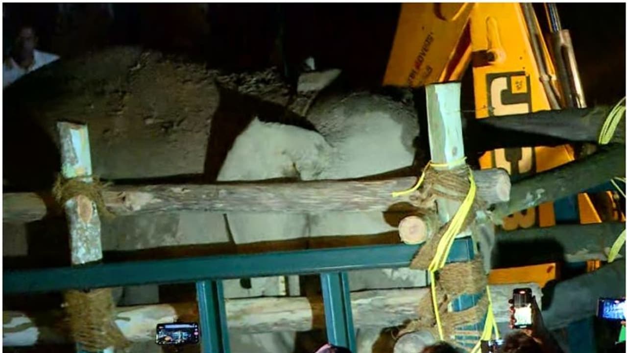 തണ്ണീർ കൊമ്പൻ ദൗത്യം വിജയം, ആനയെ ലോറിയിൽ കയറ്റി, രാമപുരത്തെ ക്യാമ്പിലേക്ക് മാറ്റുന്നു തണ്ണീർ കൊമ്പൻ ദൗത്യം വിജയം, ആനയെ ലോറിയിൽ കയറ്റി, രാമപുരത്തെ ക്യാമ്പിലേക്ക് മാറ്റുന്നു