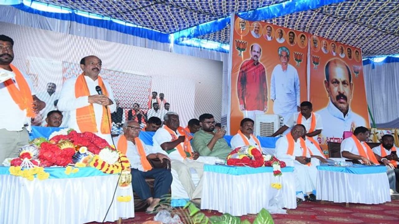 ಪಕ್ಷ ನಿಷ್ಠರನ್ನು ಕಡೆಗಣಿಸಬೇಡಿ: ಬಿಜೆಪಿ ನಾಯಕ ಡಾ.ಸಿದ್ದರಾಮಯ್ಯ ಪಕ್ಷ ನಿಷ್ಠರನ್ನು ಕಡೆಗಣಿಸಬೇಡಿ: ಬಿಜೆಪಿ ನಾಯಕ ಡಾ.ಸಿದ್ದರಾಮಯ್ಯ