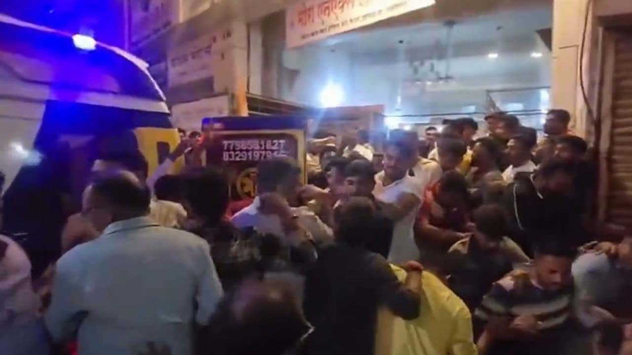 ಶಿವಸೇನೆ ನಾಯಕನ ಮೇಲೆ ಬಿಜೆಪಿ ಶಾಸಕನಿಂದ ಗುಂಡಿನ ದಾಳಿ, ಪೊಲೀಸ್ ಠಾಣೆಯಲ್ಲಿ ನಡೆಯಿತು ಕೃತ್ಯ!