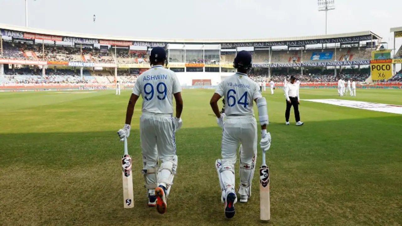 19 பவுண்டரி, 7 சிக்ஸர் உள்பட 209 ரன்கள் எடுத்த யஷஸ்வி ஜெய்ஸ்வால் இந்தியா 396 ரன்கள் குவிப்பு! 19 பவுண்டரி, 7 சிக்ஸர் உள்பட 209 ரன்கள் எடுத்த யஷஸ்வி ஜெய்ஸ்வால் இந்தியா 396 ரன்கள் குவிப்பு!