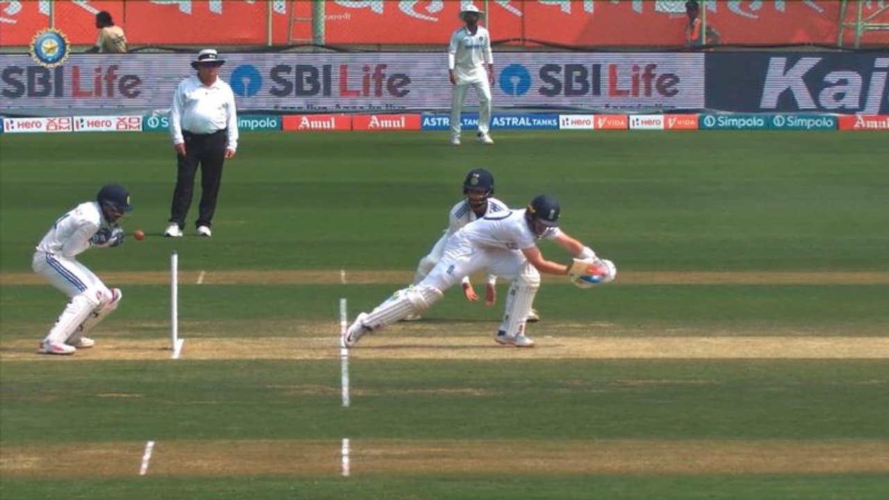 സഞ്ജുവൊക്കെ എത്രയോ ഭേദം, പോപ്പിനെ പുറത്താക്കാന് കിട്ടിയ അനായാസ അവസരം നഷ്ടമാക്കി; ഭരതിനെ പൊരിച്ച് ആരാധകര് സഞ്ജുവൊക്കെ എത്രയോ ഭേദം, പോപ്പിനെ പുറത്താക്കാന് കിട്ടിയ അനായാസ അവസരം നഷ്ടമാക്കി; ഭരതിനെ പൊരിച്ച് ആരാധകര്