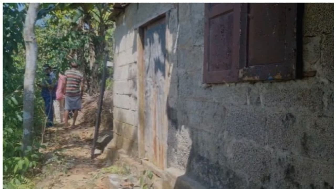 മധ്യവയസ്കൻ വീട്ടിനുള്ളിൽ മരിച്ച നിലയിൽ; മൃതദേഹത്തിന് ഒരു മാസത്തെ പഴക്കം മധ്യവയസ്കൻ വീട്ടിനുള്ളിൽ മരിച്ച നിലയിൽ; മൃതദേഹത്തിന് ഒരു മാസത്തെ പഴക്കം