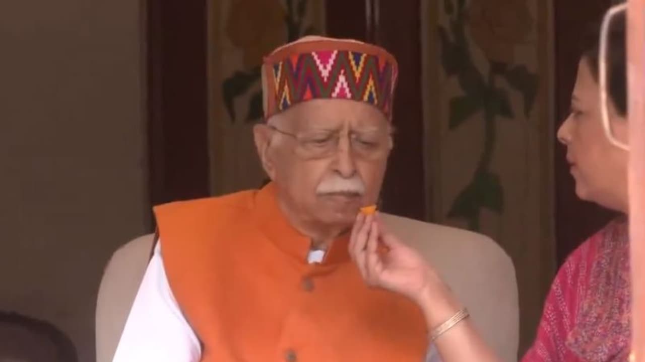 ಭಾರತ್ ರತ್ನ ಘೋಷಣೆ ಬೆನ್ನಲ್ಲೇ ಎಲ್ಕೆ ಅಡ್ವಾಣಿಗೆ ಸಿಹಿ ತಿನ್ನಿಸಿದ ಪುತ್ರಿ, ಶುಭಾಶಯಗಳ ಮಹಾಪೂರ! ಭಾರತ್ ರತ್ನ ಘೋಷಣೆ ಬೆನ್ನಲ್ಲೇ ಎಲ್ಕೆ ಅಡ್ವಾಣಿಗೆ ಸಿಹಿ ತಿನ್ನಿಸಿದ ಪುತ್ರಿ, ಶುಭಾಶಯಗಳ ಮಹಾಪೂರ!