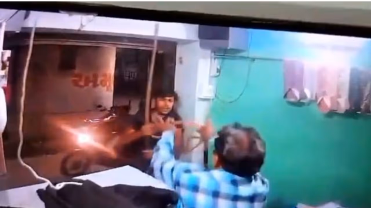 Gujarat shocker: Tailor attacked for playing Hanuman Chalisa in Bhavnagar shop; video goes viral (WATCH) Gujarat shocker: Tailor attacked for playing Hanuman Chalisa in Bhavnagar shop; video goes viral (WATCH)