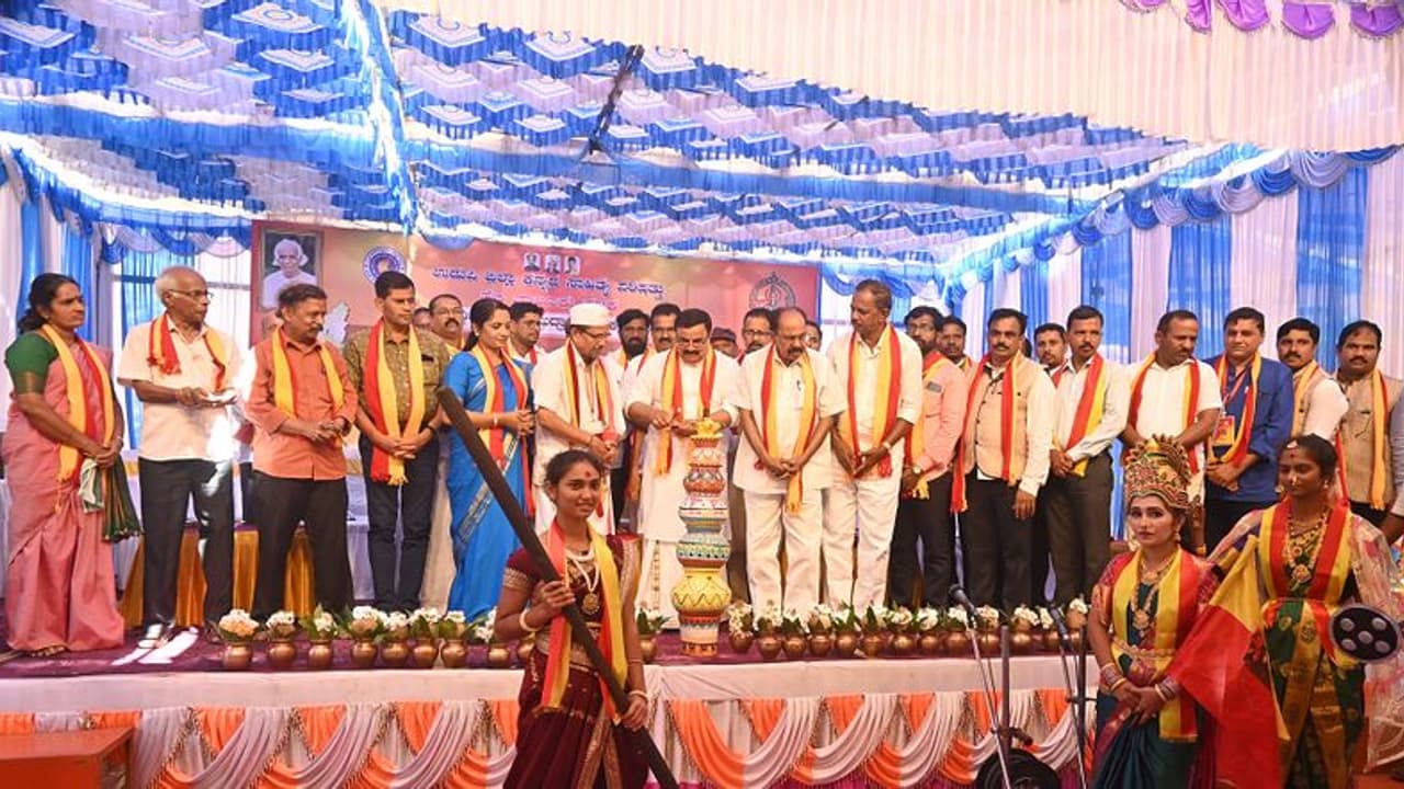 ಕನ್ನಡ ಕಟ್ಟಲು ಕನ್ನಡದ ಪರಂಪರೆಯ ತಿಳುವಳಿಕೆ ಅಗತ್ಯ: ವೀರಪ್ಪ ಮೊಯ್ಲಿ ಕನ್ನಡ ಕಟ್ಟಲು ಕನ್ನಡದ ಪರಂಪರೆಯ ತಿಳುವಳಿಕೆ ಅಗತ್ಯ: ವೀರಪ್ಪ ಮೊಯ್ಲಿ