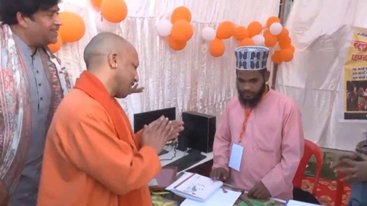 Viral Video: Muslim youth flawlessly recites Ramcharitmanas verse; wins UP CM Yogi's praise (WATCH) Viral Video: Muslim youth flawlessly recites Ramcharitmanas verse; wins UP CM Yogi's praise (WATCH)