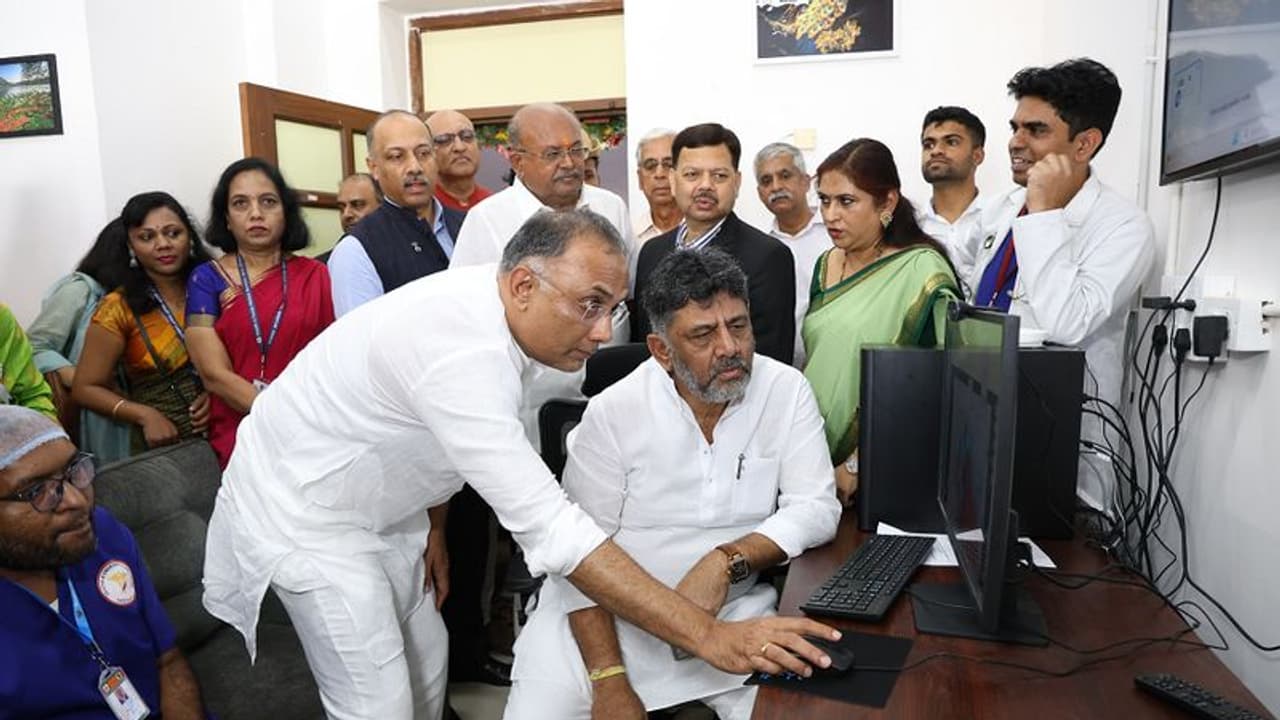 ವಿಕ್ಟೋರಿಯಾ ಟೆಲಿ ಐಸಿಯುಗೆ ಚಾಲನೆ: ಆಂಬುಲೆನ್ಸ್ ಮಾಫಿಯಾ ತಪ್ಪಿಸಬೇಕೆಂದ ಡಿಕೆಶಿ! ವಿಕ್ಟೋರಿಯಾ ಟೆಲಿ ಐಸಿಯುಗೆ ಚಾಲನೆ: ಆಂಬುಲೆನ್ಸ್ ಮಾಫಿಯಾ ತಪ್ಪಿಸಬೇಕೆಂದ ಡಿಕೆಶಿ!