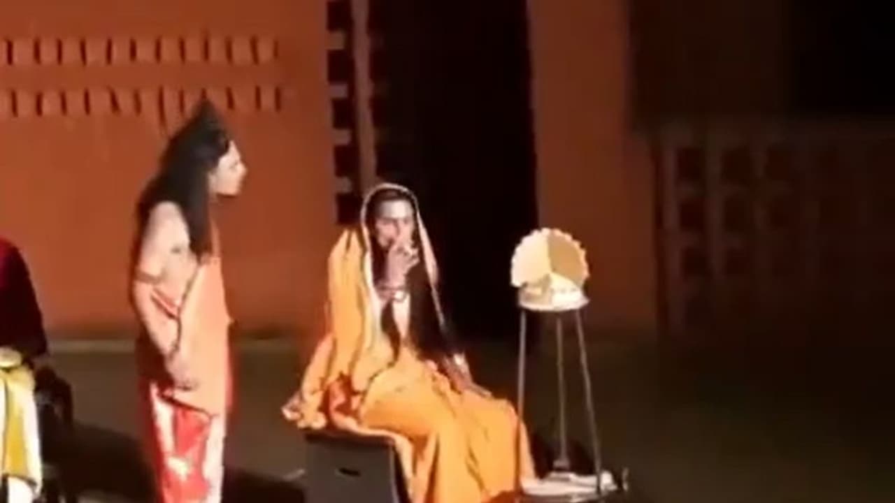 ಸೀತಾ ದೇವಿ ಬಾಯಲ್ಲಿ ಸಿಗರೇಟು, ರಾಮಾಯಣ ಅಣಕಿಸಿದ ವಿದ್ಯಾರ್ಥಿಗಳ ನಾಟಕ ವಿರುದ್ಧ ಭಾರಿ ಆಕ್ರೋಶ!