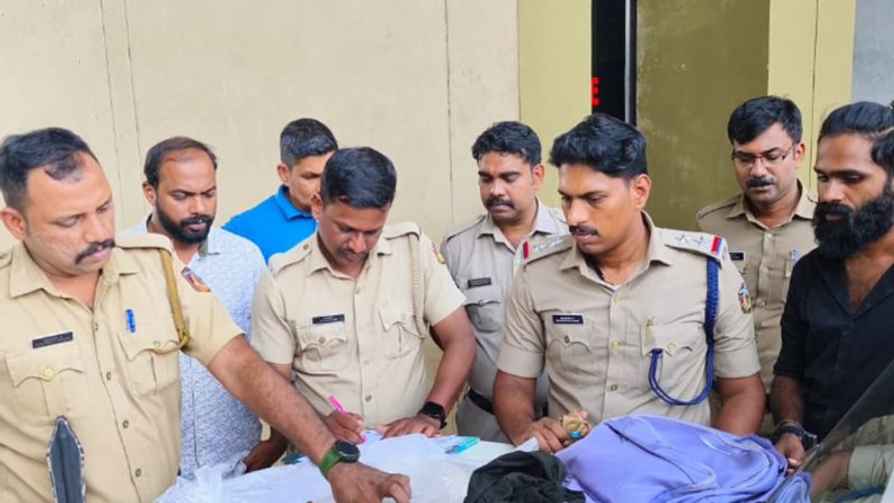 വരുന്നുണ്ടെന്ന വിവരം വളരെ നേരത്തെ കിട്ടി, ബസിൽ ഒന്നു പരുങ്ങാൻ പോലും സമയം കിട്ടിയില്ല; ബാഗിൽ രണ്ട് കിലോ കഞ്ചാവ്