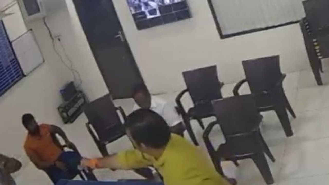 സ്വയരക്ഷ ഇങ്ങനെയോ? വാദം പൊളിക്കുന്ന ദൃശ്യങ്ങൾ, ബിജെപി എംഎൽഎ നിറയൊഴിച്ചത് ശിവസേന നേതാവിന് നേരെ