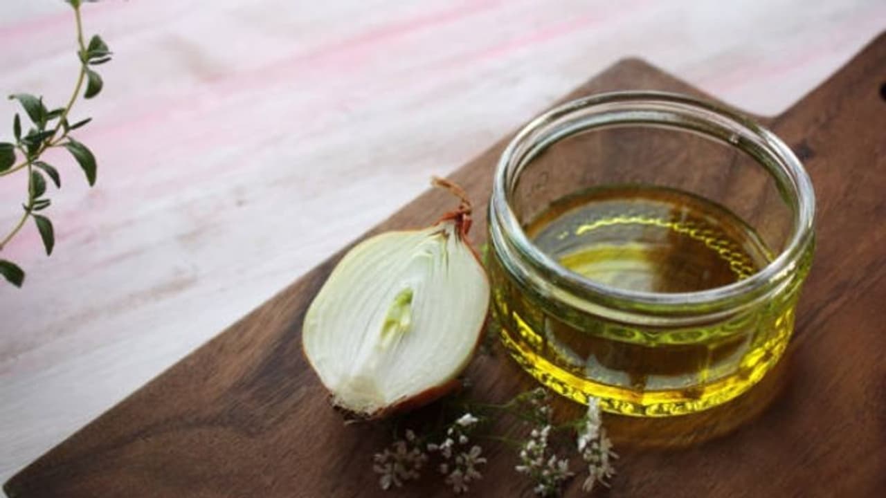 ചുമയ്ക്ക് ആശ്വാസം കിട്ടാൻ തേനും ഉള്ളിയും വച്ച് ഒരു പൊടിക്കൈ ; തയ്യാറാക്കേണ്ടത് ഇങ്ങനെ... ചുമയ്ക്ക് ആശ്വാസം കിട്ടാൻ തേനും ഉള്ളിയും വച്ച് ഒരു പൊടിക്കൈ ; തയ്യാറാക്കേണ്ടത് ഇങ്ങനെ...