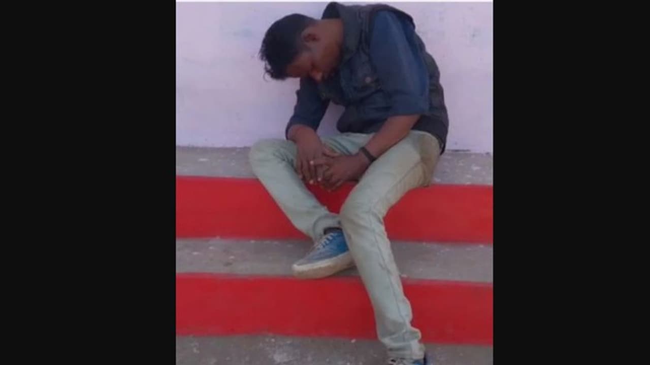 മദ്യലഹരിയില് അധ്യാപകന് സ്കൂളില്, വീഡിയോ പകര്ത്തി വിദ്യാര്ഥികള്; സസ്പെന്ഷന് മദ്യലഹരിയില് അധ്യാപകന് സ്കൂളില്, വീഡിയോ പകര്ത്തി വിദ്യാര്ഥികള്; സസ്പെന്ഷന്