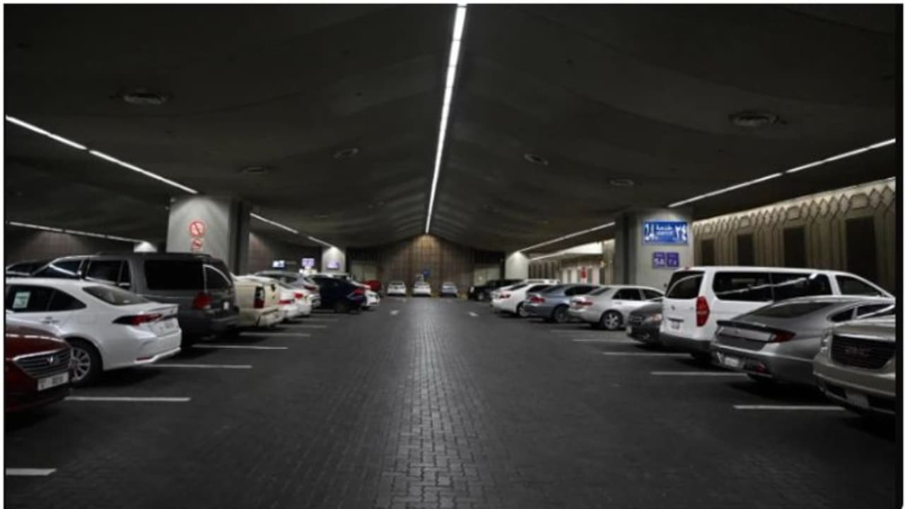 മദീന പള്ളിയിൽ കാർ പാർക്കിങ് ഏരിയ വിപുലപ്പെടുത്തി; ഒരേ സമയം 4416 വാഹനങ്ങൾ പാർക്കു ചെയ്യാം മദീന പള്ളിയിൽ കാർ പാർക്കിങ് ഏരിയ വിപുലപ്പെടുത്തി; ഒരേ സമയം 4416 വാഹനങ്ങൾ പാർക്കു ചെയ്യാം