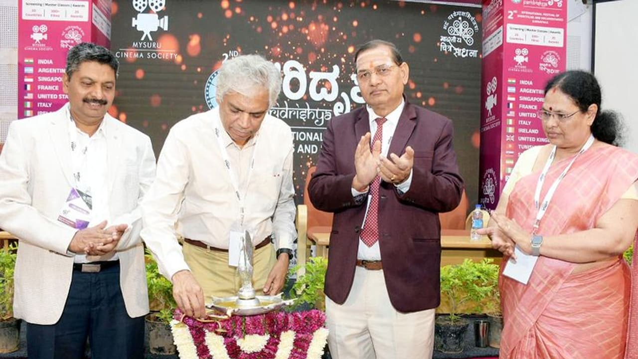 ಸಿನಿಮಾದಲ್ಲಿ ಹೊಸತನ ಅಳವಡಿಸಿಕೊಳ್ಳುವುದು ಅನಿವಾರ್ಯ: ನಟ ಪ್ರಕಾಶ್ ಬೆಳವಾಡಿ ಸಿನಿಮಾದಲ್ಲಿ ಹೊಸತನ ಅಳವಡಿಸಿಕೊಳ್ಳುವುದು ಅನಿವಾರ್ಯ: ನಟ ಪ್ರಕಾಶ್ ಬೆಳವಾಡಿ