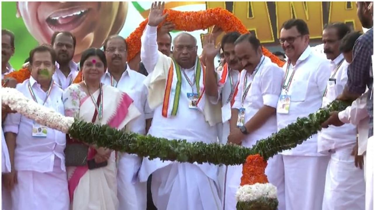 400 നിന്ന് 1600 ലെത്തി ഗ്യാസ് വില, ഓരോ മണിക്കൂറിലും 51 സ്ത്രീകൾ അക്രമിക്കപ്പെടുന്നു; മോദിക്കെതിരെ ഖർഗെ 400 നിന്ന് 1600 ലെത്തി ഗ്യാസ് വില, ഓരോ മണിക്കൂറിലും 51 സ്ത്രീകൾ അക്രമിക്കപ്പെടുന്നു; മോദിക്കെതിരെ ഖർഗെ