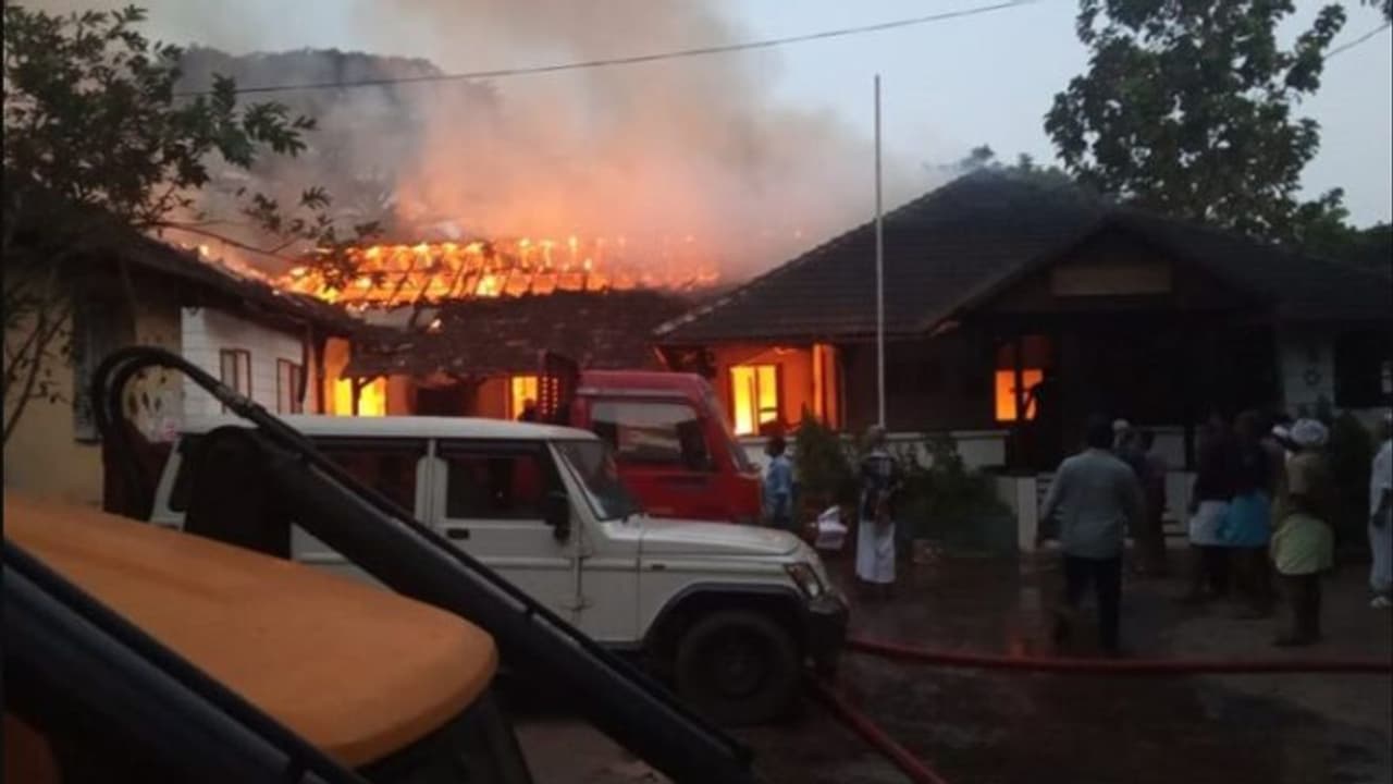 ആ ദൃശ്യങ്ങളില് ഒന്നും വ്യക്തമല്ലെന്ന് കോടതി; താലൂക്ക് ഓഫീസ് തീവെപ്പ് കേസില് പ്രതിയെ വെറുതെ വിട്ടു ആ ദൃശ്യങ്ങളില് ഒന്നും വ്യക്തമല്ലെന്ന് കോടതി; താലൂക്ക് ഓഫീസ് തീവെപ്പ് കേസില് പ്രതിയെ വെറുതെ വിട്ടു