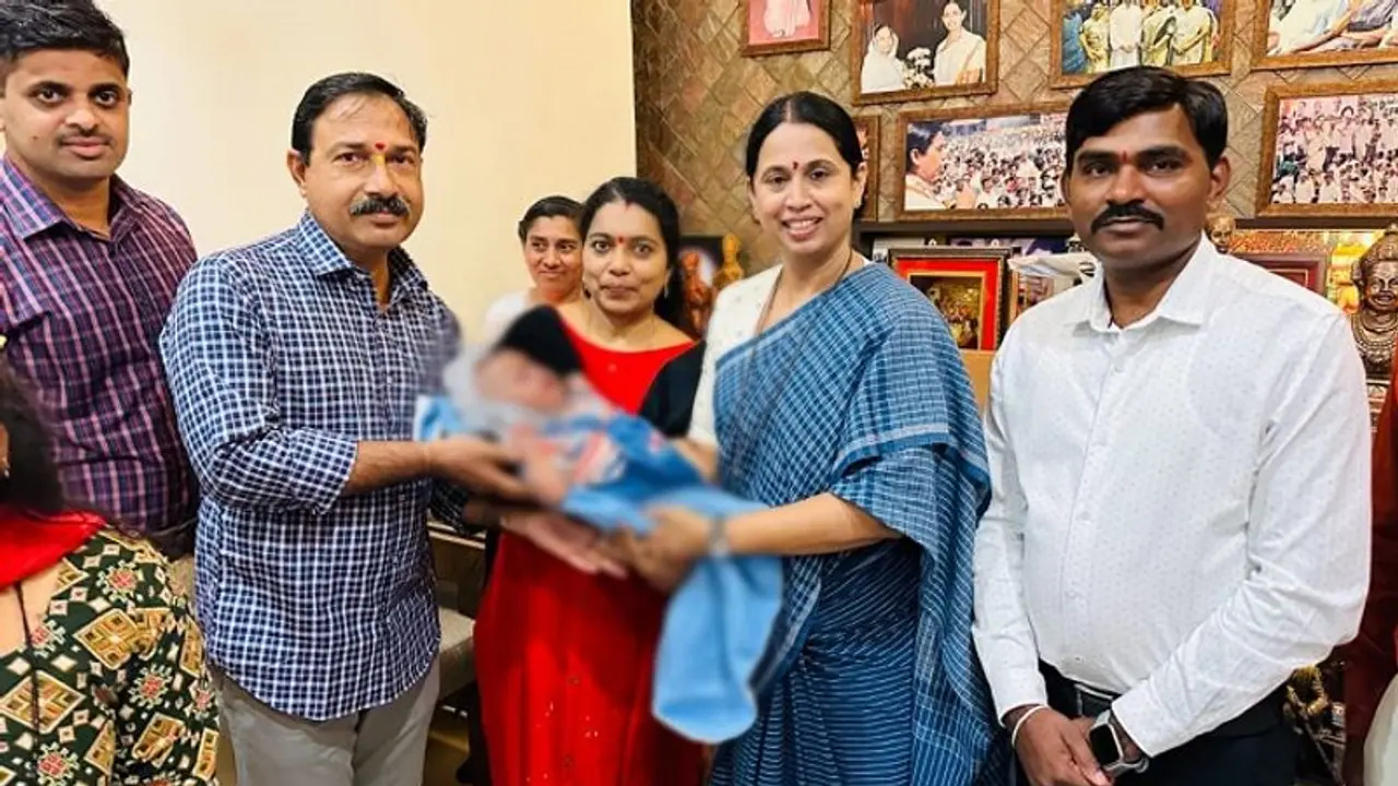 ಬೆಳಗಾವಿ: ದಂಪತಿಗೆ ಮಗು ಹಸ್ತಾಂತರಿಸಿದ ಸಚಿವೆ ಲಕ್ಷ್ಮೀ ಹೆಬ್ಬಾಳಕರ ಬೆಳಗಾವಿ: ದಂಪತಿಗೆ ಮಗು ಹಸ್ತಾಂತರಿಸಿದ ಸಚಿವೆ ಲಕ್ಷ್ಮೀ ಹೆಬ್ಬಾಳಕರ