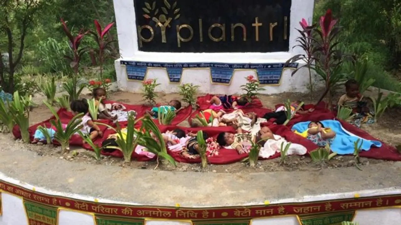 एक गांव जहां बेटी पैदा होने पर कराइ जाती है FD ! सरपंच की बेटी की मृत्यु के बाद बदली तस्वीर एक गांव जहां बेटी पैदा होने पर कराइ जाती है FD ! सरपंच की बेटी की मृत्यु के बाद बदली तस्वीर