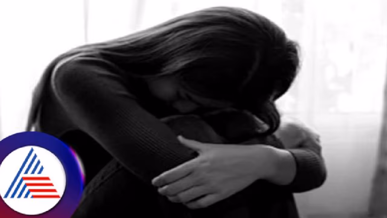 ಅಶ್ಲೀಲ ಫೋಟೋ ಇದೆ ಎಂದು ₹65 ಲಕ್ಷ ಸುಲಿಗೆ! ಹುಡುಗಿಯಿಂದಲೂ ಲಕ್ಷ ಲಕ್ಷ ಸುಲಿದ ಮಿತ್ರದ್ರೋಹಿಗಳು! ಅಶ್ಲೀಲ ಫೋಟೋ ಇದೆ ಎಂದು ₹65 ಲಕ್ಷ ಸುಲಿಗೆ! ಹುಡುಗಿಯಿಂದಲೂ ಲಕ್ಷ ಲಕ್ಷ ಸುಲಿದ ಮಿತ್ರದ್ರೋಹಿಗಳು!