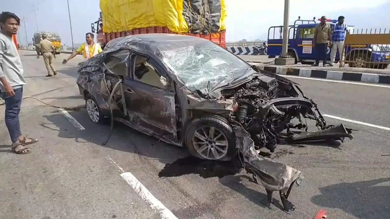 பள்ளி மாணவன் ஓட்டிச்சென்று விபத்துக்குள்ளான கார்; 1 மாணவன் பலி, 4 மாணவர்கள் படுகாயம் சுற்றுலாவின் போது சோகம் பள்ளி மாணவன் ஓட்டிச்சென்று விபத்துக்குள்ளான கார்; 1 மாணவன் பலி, 4 மாணவர்கள் படுகாயம் சுற்றுலாவின் போது சோகம்