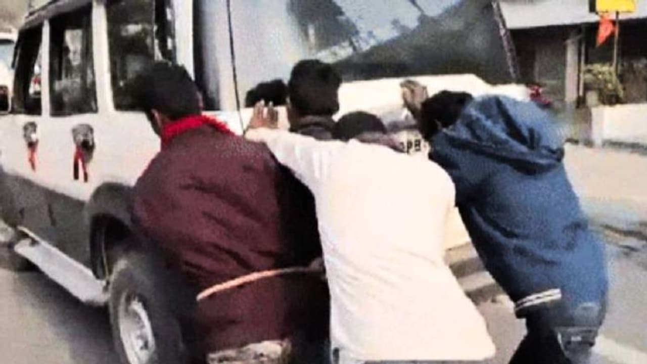 ഒരു കൈസഹായം; പൊലീസ് വാനിൽ ടാങ്ക് കാലി, കോടതിയിൽ ഹാജരാക്കേണ്ടവരെക്കൊണ്ട് വണ്ടി തള്ളിച്ചു, സംഭവം ബിഹാറിൽ ഒരു കൈസഹായം; പൊലീസ് വാനിൽ ടാങ്ക് കാലി, കോടതിയിൽ ഹാജരാക്കേണ്ടവരെക്കൊണ്ട് വണ്ടി തള്ളിച്ചു, സംഭവം ബിഹാറിൽ