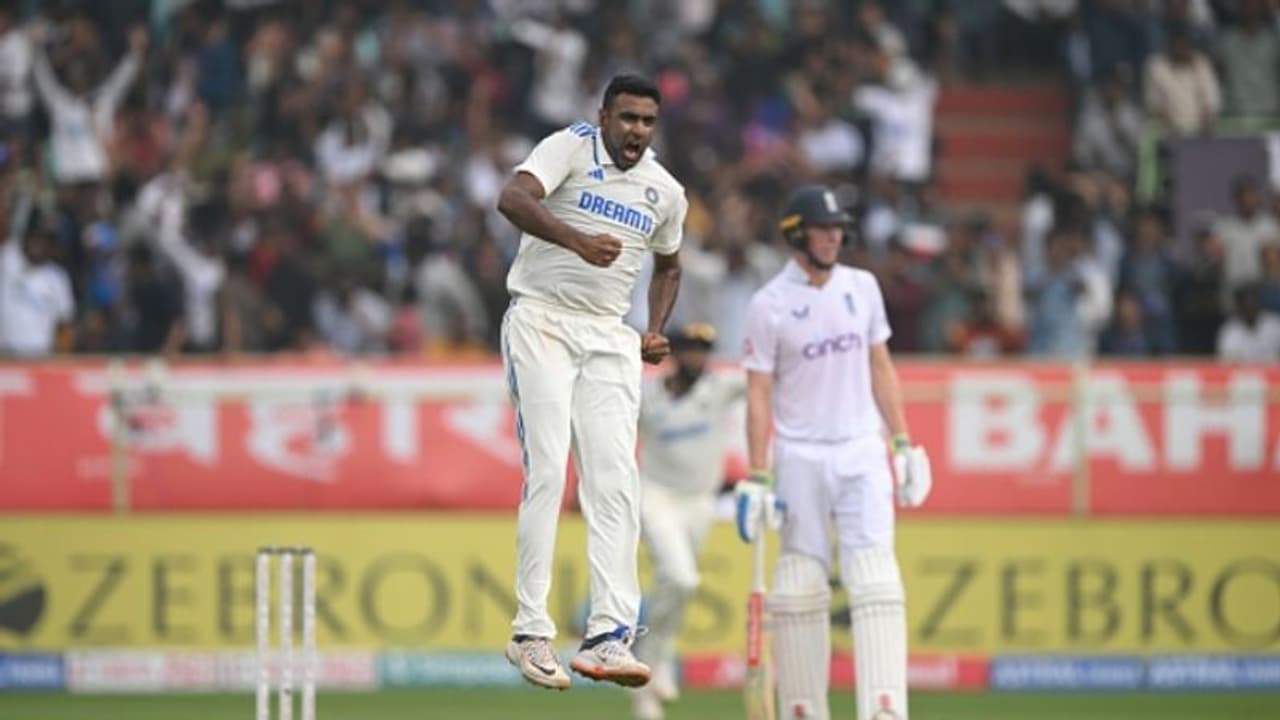 തകർത്തടിച്ച പോപ്പിനെയും റൂട്ടിനെയും വീഴ്ത്തി അശ്വിൻ, ബാസ്ബോളിന് പൂട്ടിടാൻ ഇന്ത്യ; ഇഞ്ചോടിഞ്ച് പോരാട്ടം തകർത്തടിച്ച പോപ്പിനെയും റൂട്ടിനെയും വീഴ്ത്തി അശ്വിൻ, ബാസ്ബോളിന് പൂട്ടിടാൻ ഇന്ത്യ; ഇഞ്ചോടിഞ്ച് പോരാട്ടം