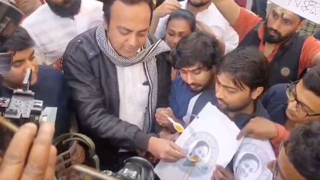 Viral video: BJP 'feeds' honey to Mamata Banerjee’s photo over her remark on PM Modi