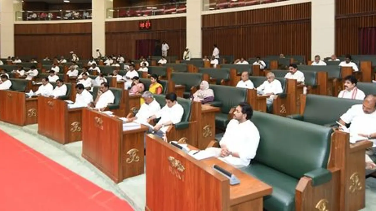 ఏపీ అసెంబ్లీలో నిరసన, గందరగోళం: టీడీపీ ఎమ్మెల్యేల సస్పెన్షన్ ఏపీ అసెంబ్లీలో నిరసన, గందరగోళం: టీడీపీ ఎమ్మెల్యేల సస్పెన్షన్