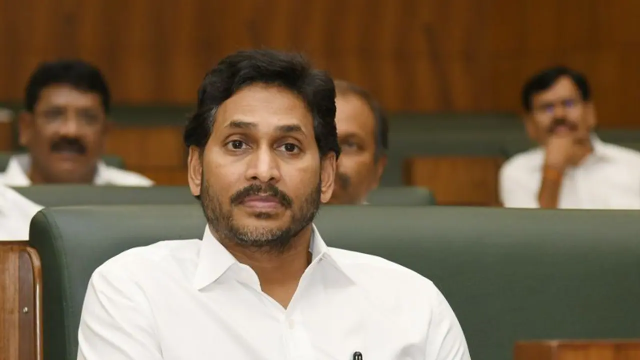 వైఎస్ జగన్ కు బిగ్ షాక్ ... శాసనమండలి డిప్యూటీ ఛైర్ పర్సన్ రాజీనామా 