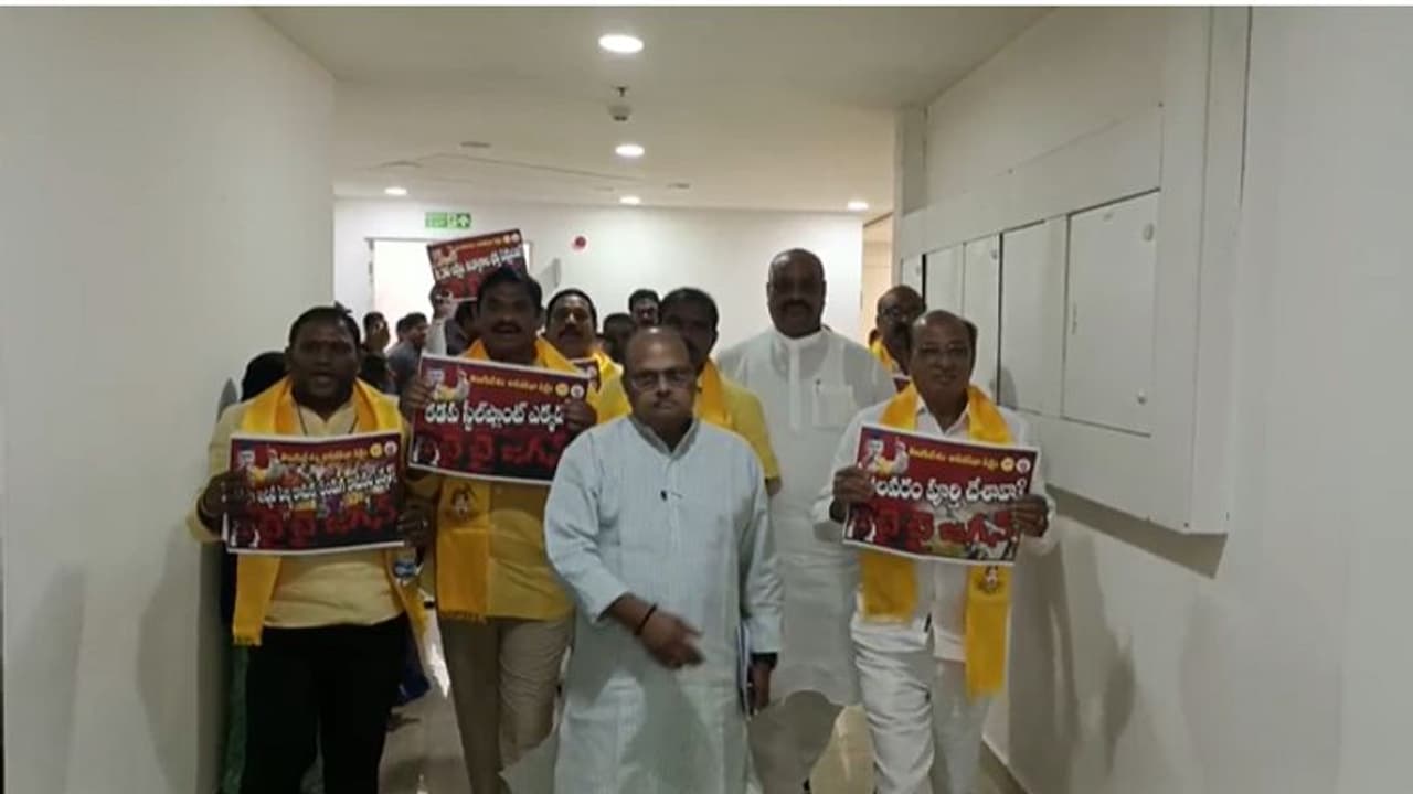 వైసిపి సర్కార్ గవర్నర్ తోనే నీళ్లు నమిలించిందిగా..: టిడిపి ఎమ్మెల్యేల సెటైర్లు వైసిపి సర్కార్ గవర్నర్ తోనే నీళ్లు నమిలించిందిగా..: టిడిపి ఎమ్మెల్యేల సెటైర్లు