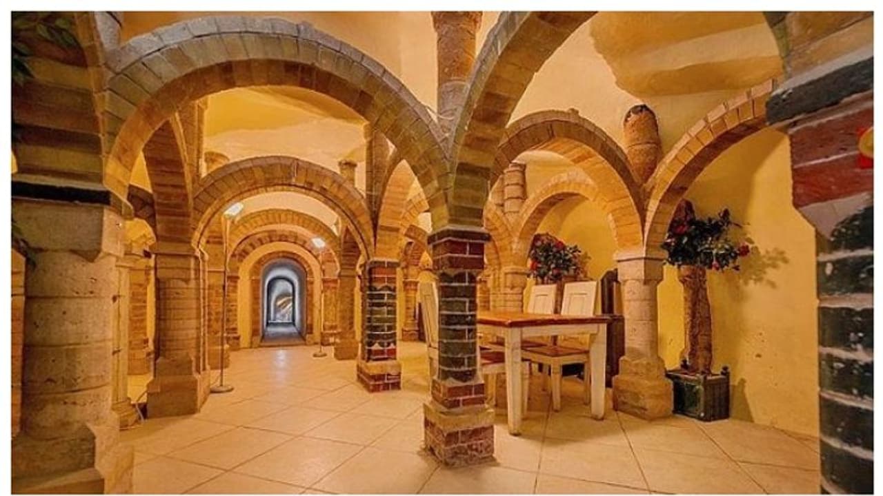 ആദ്യം വില്പനയ്ക്ക് വച്ചത് 2 കോടിക്ക്, പിന്നാലെ വീട്ടിനുള്ളിൽ രഹസ്യഗുഹ കണ്ടെത്തി; പിന്നെ വില കുത്തനെ മേലേക്ക് !