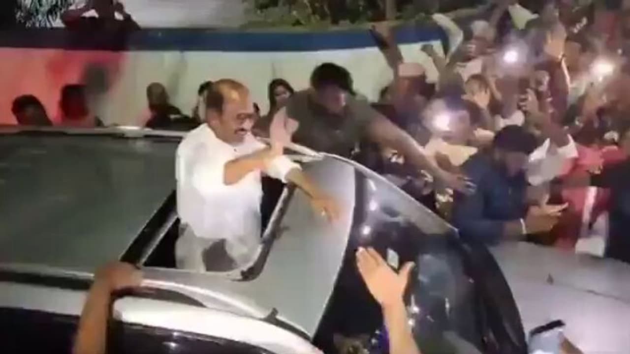 கட்டுக்கடங்காத கூட்டம்.. ஆந்திராவில் ரஜினியை ரவுண்டு கட்டிய ரசிகர்கள் வேட்டையன் ஷூட்டிங் ஸ்பாட்டில் பரபரப்பு கட்டுக்கடங்காத கூட்டம்.. ஆந்திராவில் ரஜினியை ரவுண்டு கட்டிய ரசிகர்கள் வேட்டையன் ஷூட்டிங் ஸ்பாட்டில் பரபரப்பு