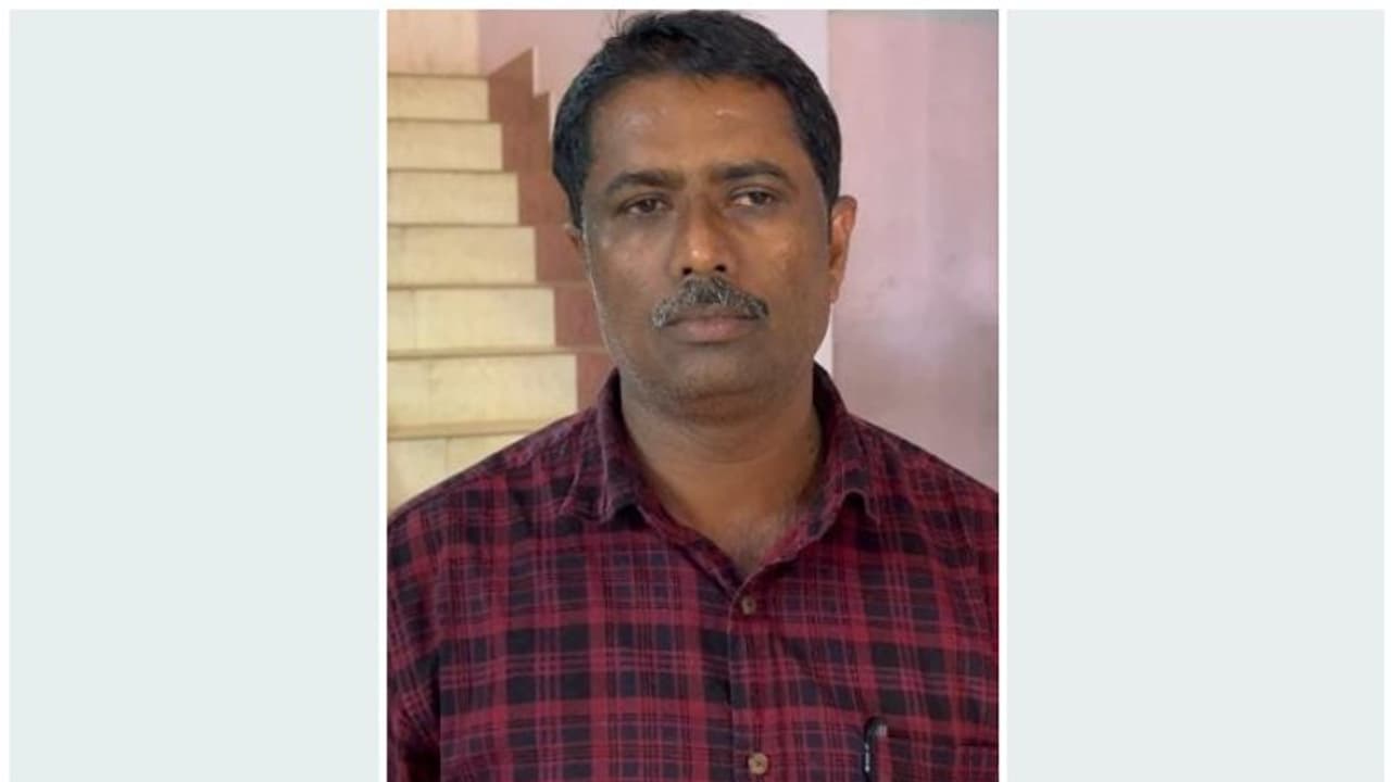 കൊല്ലത്ത് ക്ലാസ് സമയത്ത് കുഞ്ഞുങ്ങളെ അശ്ലീല ദൃശ്യങ്ങൾ കാണിച്ച് അറബി അധ്യാപകൻ; ലൈംഗികാതിക്രമം, അറസ്റ്റ് കൊല്ലത്ത് ക്ലാസ് സമയത്ത് കുഞ്ഞുങ്ങളെ അശ്ലീല ദൃശ്യങ്ങൾ കാണിച്ച് അറബി അധ്യാപകൻ; ലൈംഗികാതിക്രമം, അറസ്റ്റ്