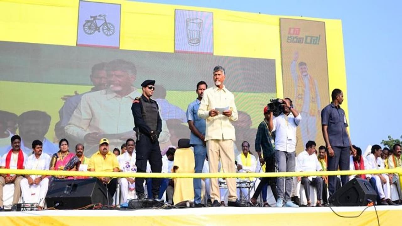 మూడు ప్రాంతాల ప్రజలు ఫ్యాన్ రెక్కలు విరగ్గొట్టాలి: చంద్రబాబు మూడు ప్రాంతాల ప్రజలు ఫ్యాన్ రెక్కలు విరగ్గొట్టాలి: చంద్రబాబు