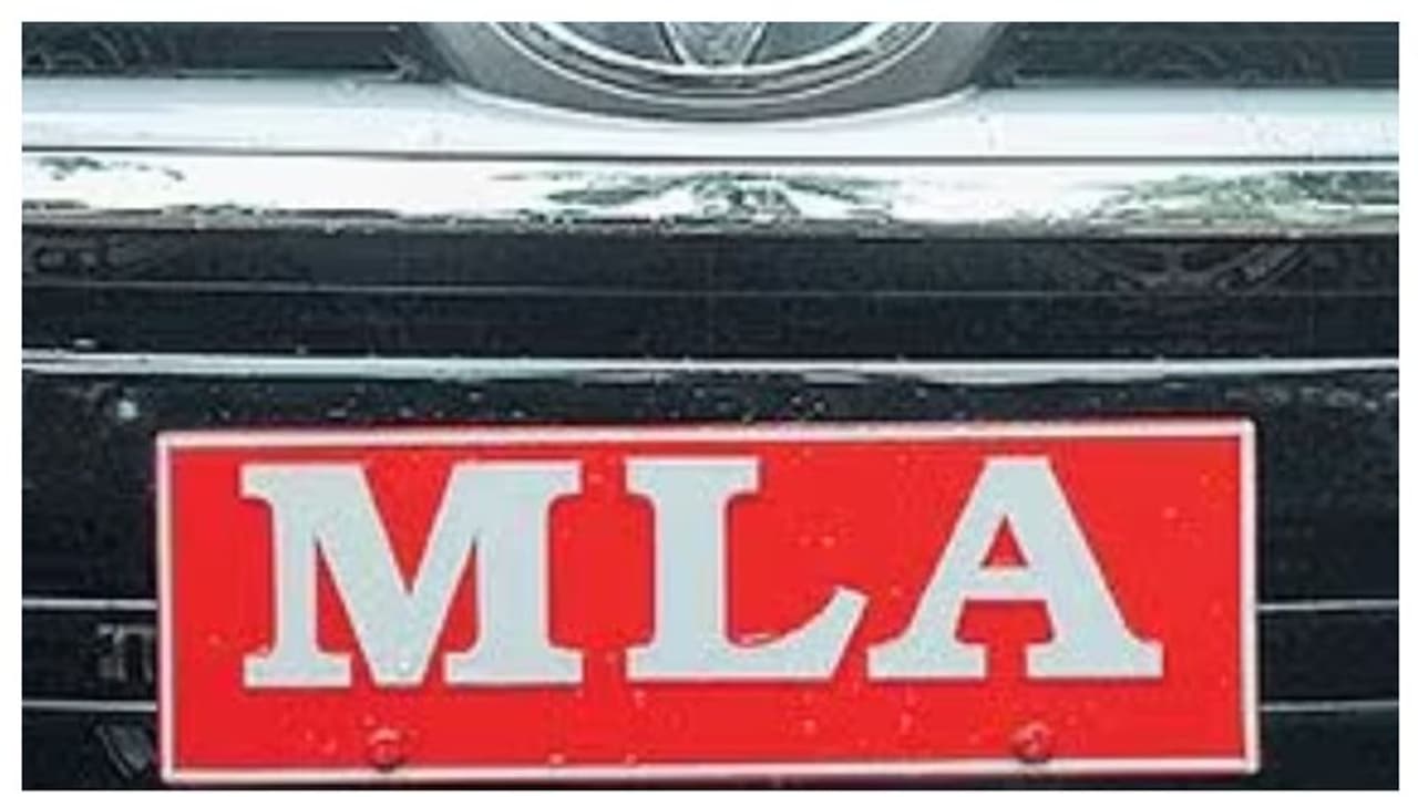 സംഘടന വിരുദ്ധ പ്രവർത്തനങ്ങൾ; എംഎൽഎയുടെ പി എയെ പുറത്താക്കി പാർട്ടി, കടുത്ത നടപടിയുമായി സിപിഐ സംഘടന വിരുദ്ധ പ്രവർത്തനങ്ങൾ; എംഎൽഎയുടെ പി എയെ പുറത്താക്കി പാർട്ടി, കടുത്ത നടപടിയുമായി സിപിഐ