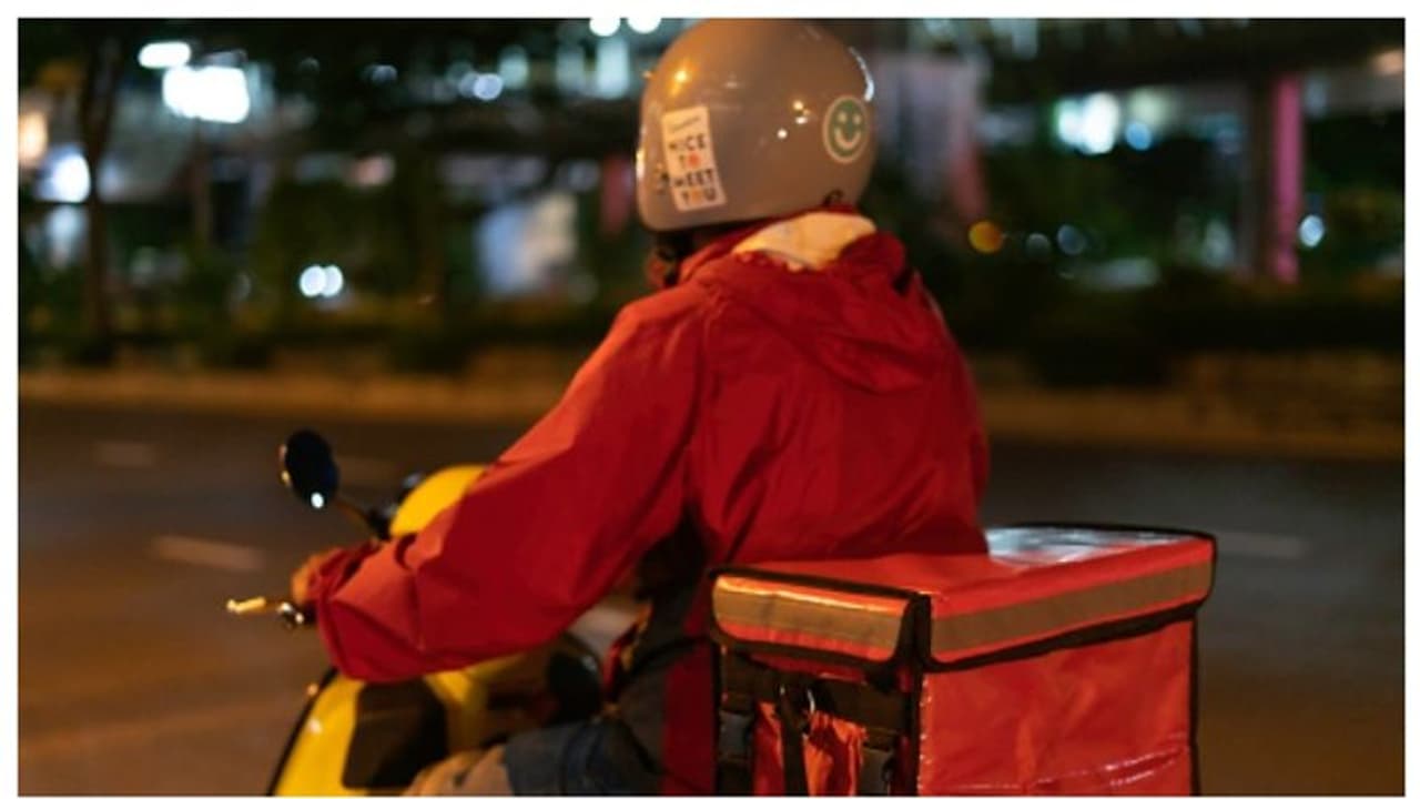 അർദ്ധരാത്രിയിലെ ഫുഡ് ഡെലിവറിക്ക് ടിപ്പ്; സ്ക്രീന് ഷോട്ട് പങ്കുവച്ച യുവതിയെ രൂക്ഷമായി വിമർശിച്ച് സോഷ്യൽ മീഡിയ അർദ്ധരാത്രിയിലെ ഫുഡ് ഡെലിവറിക്ക് ടിപ്പ്; സ്ക്രീന് ഷോട്ട് പങ്കുവച്ച യുവതിയെ രൂക്ഷമായി വിമർശിച്ച് സോഷ്യൽ മീഡിയ