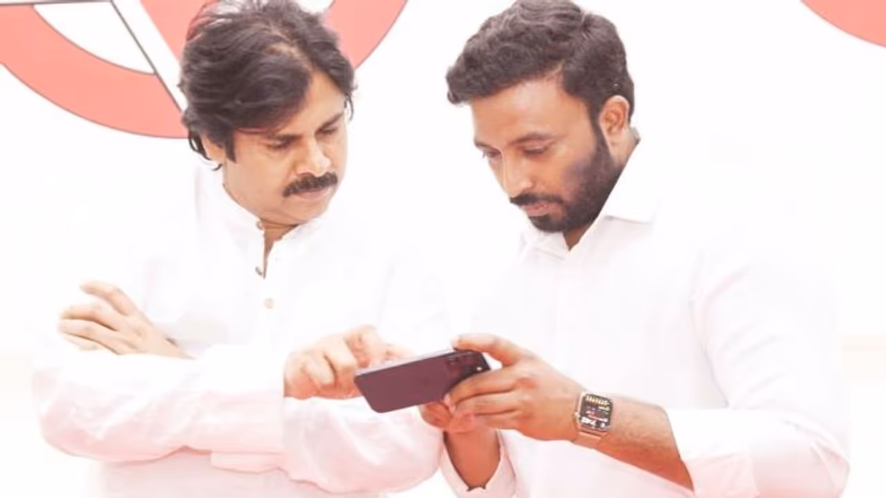 జనసేన కార్యాలయం ముందు కత్తులతో రెక్కీ ... టార్గెట్ ఆయనేనా? జనసేన కార్యాలయం ముందు కత్తులతో రెక్కీ ... టార్గెట్ ఆయనేనా?