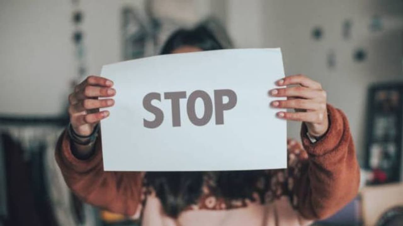 'മദ്യം കുടിപ്പിച്ചു, നോ പറഞ്ഞിട്ടും പീഡിപ്പിച്ചു, എന്ന് നീതി കിട്ടും'; ബോംബെയിലെ പെ‍ണ്‍കുട്ടി ചോദിക്കുന്നു 