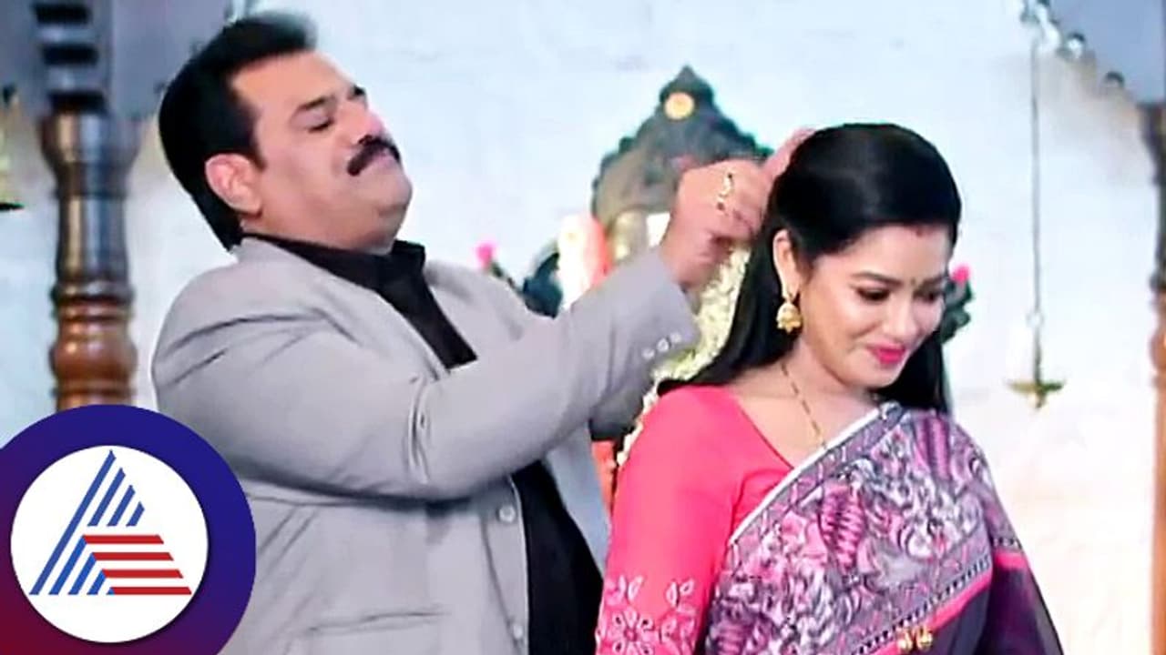 ಮಡದಿಯ ಮುಡಿಗೆ ಮಲ್ಲಿಗೆ ಮುಡಿಸಿ 'ಹೂವೇ ಹೂ ಮುಡಿದಂತಿದೆ' ಎಂದ ಗೌತಮ್! ಕಳೆದೇ ಹೋದ್ಲು ಭೂಮಿ.. ಮಡದಿಯ ಮುಡಿಗೆ ಮಲ್ಲಿಗೆ ಮುಡಿಸಿ 'ಹೂವೇ ಹೂ ಮುಡಿದಂತಿದೆ' ಎಂದ ಗೌತಮ್! ಕಳೆದೇ ಹೋದ್ಲು ಭೂಮಿ..