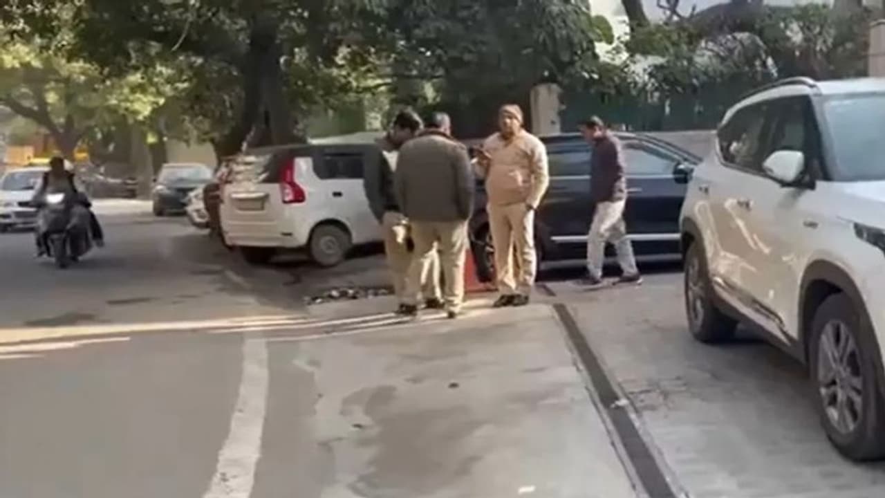 அரவிந்த் கெஜ்ரிவால் தனி செயலாளர், ஆம் ஆத்மி ராஜ்யசபா எம்.பி. வீட்டில் அமலாக்கத்துறை சோதனை!