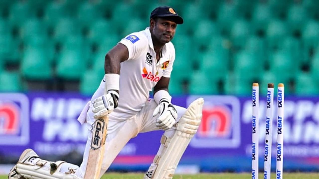 ലോകകപ്പില് ടൈംഡ് ഔട്ട്, ഇപ്പോള് വൈഡ് ബോളില് ഹിറ്റ് വിക്കറ്റ്; നാണംകെട്ട് വീണ്ടും ഏയ്ഞ്ചലോ മാത്യൂസ് ലോകകപ്പില് ടൈംഡ് ഔട്ട്, ഇപ്പോള് വൈഡ് ബോളില് ഹിറ്റ് വിക്കറ്റ്; നാണംകെട്ട് വീണ്ടും ഏയ്ഞ്ചലോ മാത്യൂസ്