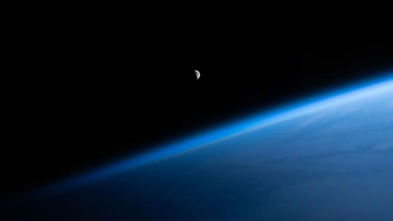 விண்வெளியில் ஒரு அற்புதம்! பூமியும் சந்திரனும் அருகருகே இருக்கும் அரிய புகைப்படம்!