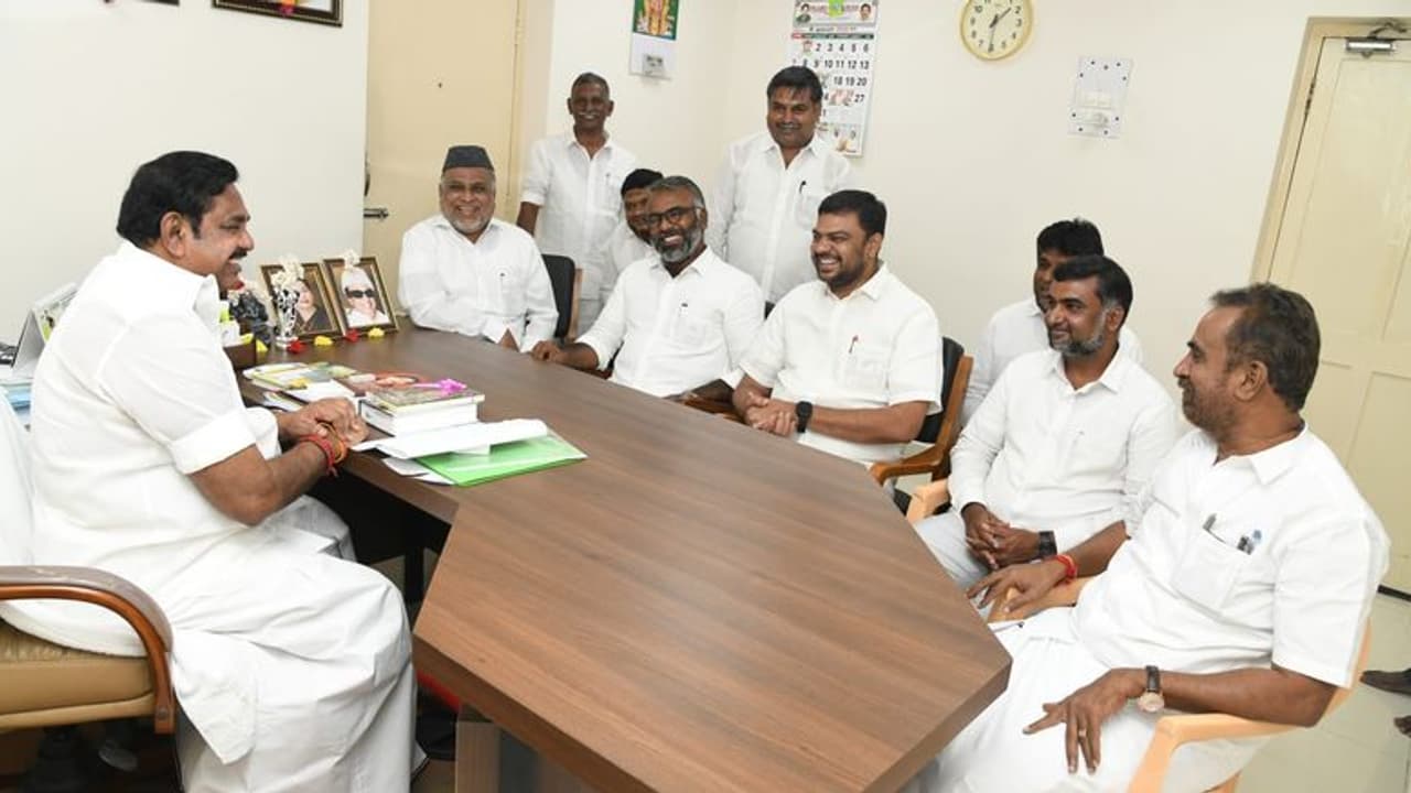 அதிமுகவிடம் 6 தொகுதிகளில் பட்டியலை கொடுத்து 2 இடங்களை கேட்கும் எஸ்டிபிஐ... எந்த எந்த தொகுதி தெரியுமா.? அதிமுகவிடம் 6 தொகுதிகளில் பட்டியலை கொடுத்து 2 இடங்களை கேட்கும் எஸ்டிபிஐ... எந்த எந்த தொகுதி தெரியுமா.?