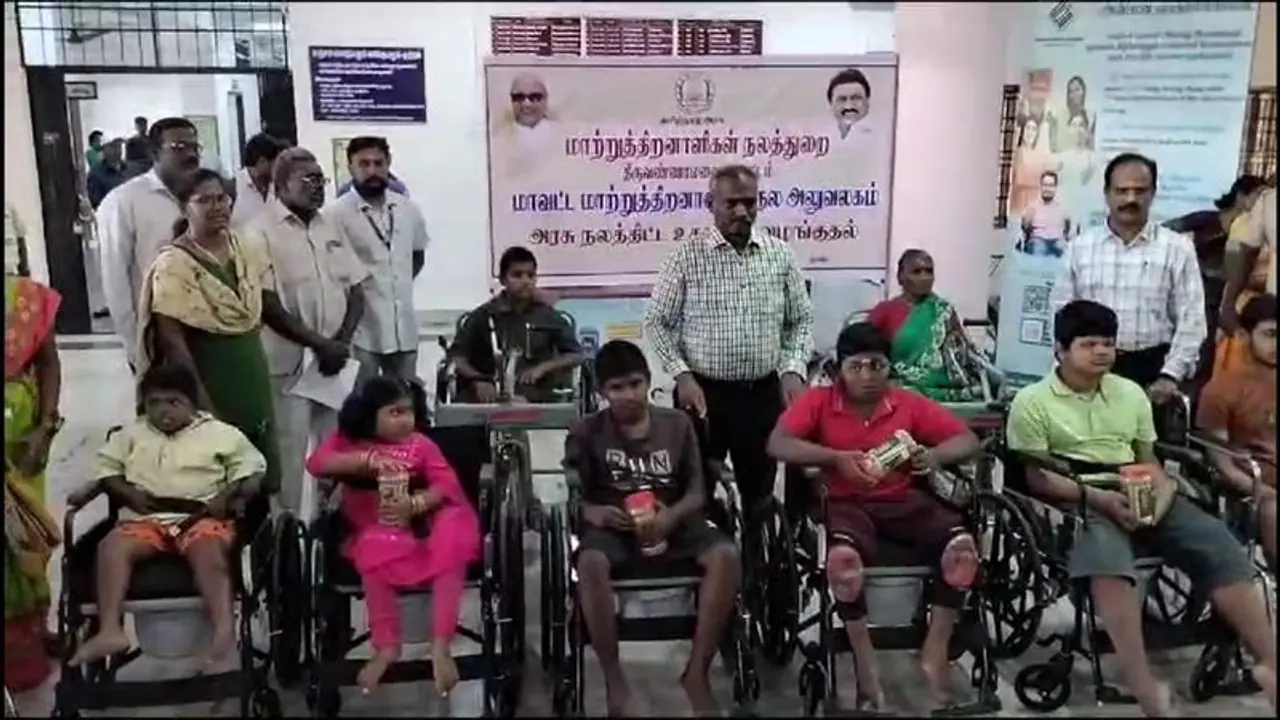 நீங்க கஸ்டபடாதீங்க நானே உங்கள தேடி வரேன்; ஆட்சியரின் செயலால் பொதுமக்கள் நெகிழ்ச்சி நீங்க கஸ்டபடாதீங்க நானே உங்கள தேடி வரேன்; ஆட்சியரின் செயலால் பொதுமக்கள் நெகிழ்ச்சி