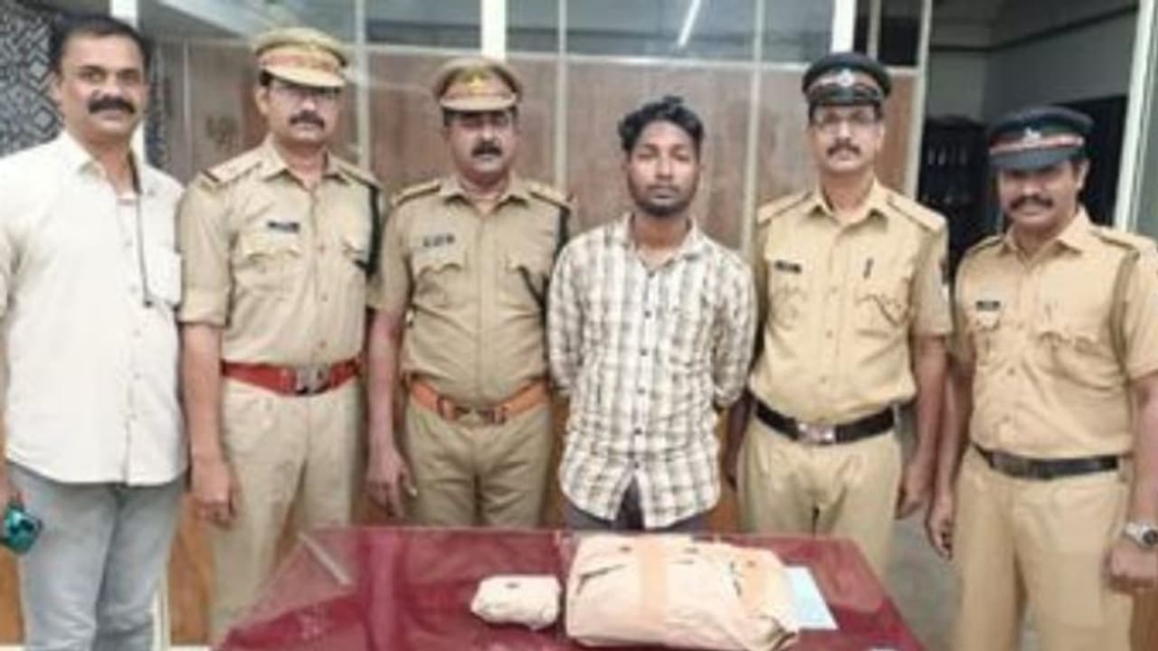 പരപ്പനങ്ങാടി റെയിൽവേ സ്റ്റേഷനിൽ കൈയ്യിൽ വലിയ പൊതിയുമായി യുവാവ്, പരിശോധന കണ്ട് പരുങ്ങി, 3.18 കിലോ കഞ്ചാവ് ! പരപ്പനങ്ങാടി റെയിൽവേ സ്റ്റേഷനിൽ കൈയ്യിൽ വലിയ പൊതിയുമായി യുവാവ്, പരിശോധന കണ്ട് പരുങ്ങി, 3.18 കിലോ കഞ്ചാവ് !