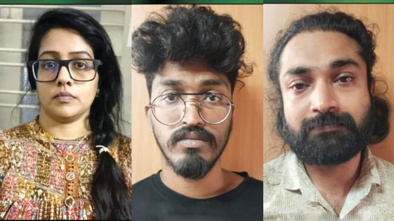 ഡെൽഹി രജിസ്ട്രേഷൻ കാറിൽ മലയാളി യുവതിയും 2 യുവാക്കളും; പരിശോധനയിൽ അകത്ത് കഞ്ചാവും അനധികൃത മദ്യവും, അറസ്റ്റ് ഡെൽഹി രജിസ്ട്രേഷൻ കാറിൽ മലയാളി യുവതിയും 2 യുവാക്കളും; പരിശോധനയിൽ അകത്ത് കഞ്ചാവും അനധികൃത മദ്യവും, അറസ്റ്റ്