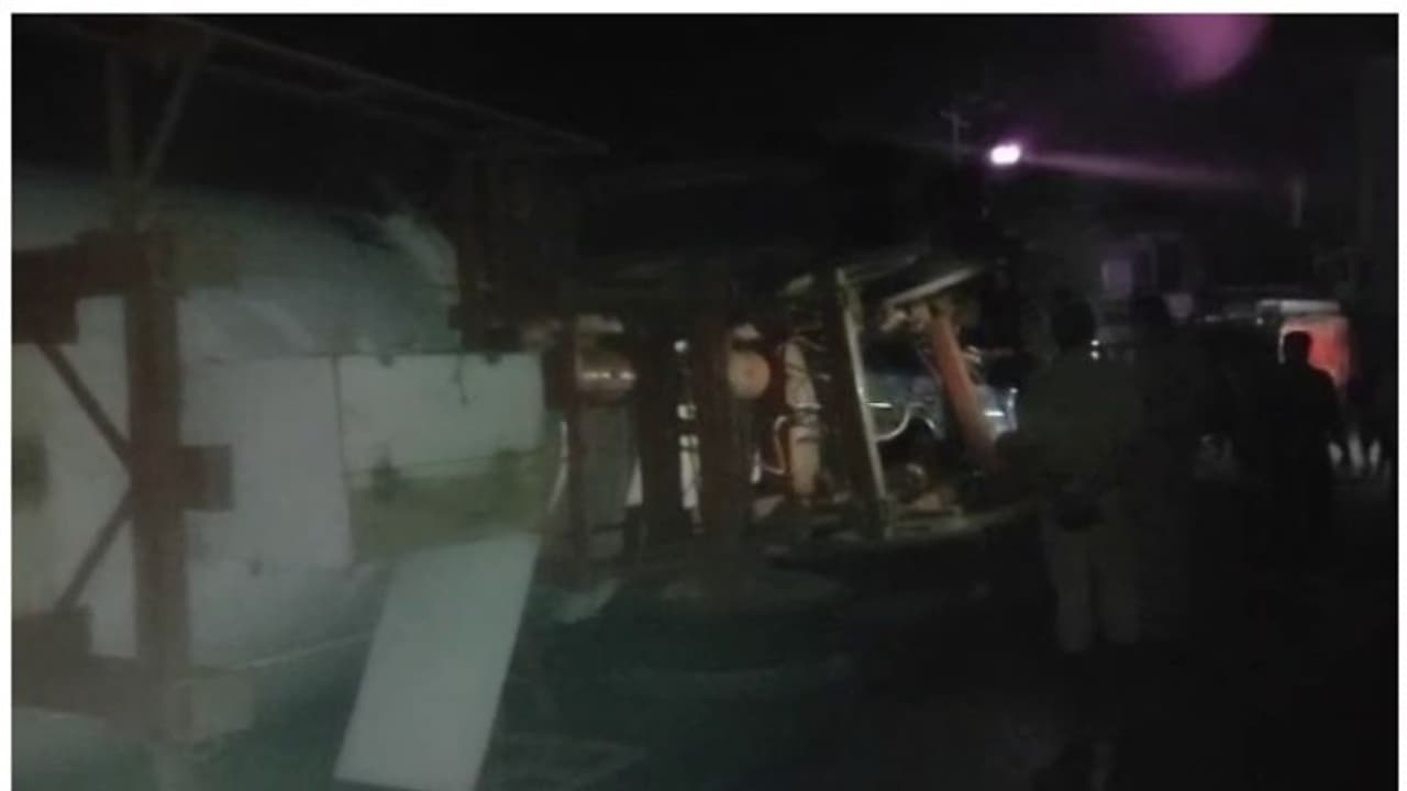 കണ്ണൂരിൽ പഴയങ്ങാടി പാലത്തിന് മുകളിൽ പാചകവാതക ടാങ്കർ മറിഞ്ഞു; ഗതാഗതം നിർത്തിവെച്ചു കണ്ണൂരിൽ പഴയങ്ങാടി പാലത്തിന് മുകളിൽ പാചകവാതക ടാങ്കർ മറിഞ്ഞു; ഗതാഗതം നിർത്തിവെച്ചു