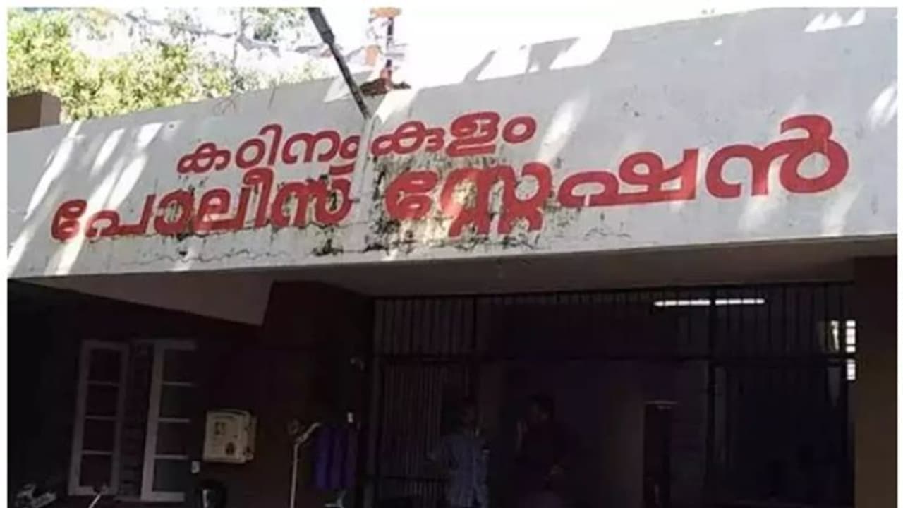 പെൺകുട്ടിയുടെ നമ്പർ വാങ്ങി നിരന്തരം വിളിയും വീഡിയോ കോളുമായി തിരുവനന്തപുരത്തെ എ.എസ്.ഐ; അശ്ലീലം പറഞ്ഞതിനും പരാതി പെൺകുട്ടിയുടെ നമ്പർ വാങ്ങി നിരന്തരം വിളിയും വീഡിയോ കോളുമായി തിരുവനന്തപുരത്തെ എ.എസ്.ഐ; അശ്ലീലം പറഞ്ഞതിനും പരാതി