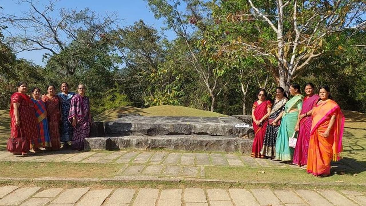 ತಿಪಟೂರು : ಕುವೆಂಪು ಸಮಾಧಿ ನಿರ್ಮಿಸಿ, ಪುತ್ಥಳಿ ಸ್ಥಾಪಿಸುವಂತೆ ಅಕ್ಕಮಹಾದೇವಿ ಸಮಾಜ ಒತ್ತಾಯ ತಿಪಟೂರು : ಕುವೆಂಪು ಸಮಾಧಿ ನಿರ್ಮಿಸಿ, ಪುತ್ಥಳಿ ಸ್ಥಾಪಿಸುವಂತೆ ಅಕ್ಕಮಹಾದೇವಿ ಸಮಾಜ ಒತ್ತಾಯ